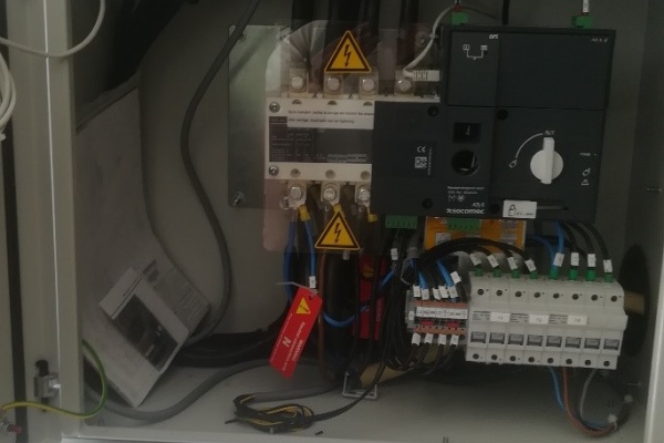 Bombeiros com novo equipamento de fornecimento de energia elétrica