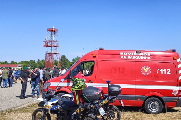 Bombeiros apoiam paraquedistas no seu dia comemorativo