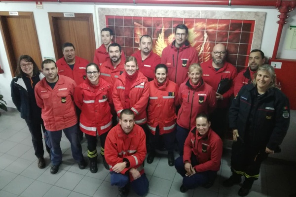 Bombeiros no curso de operador de central / telecomunicações