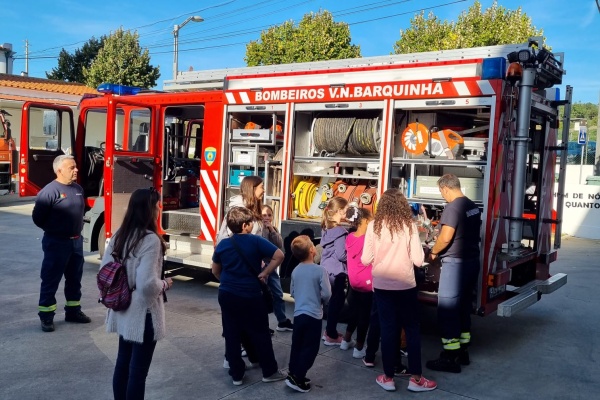 Os mais novos visitaram o Quartel