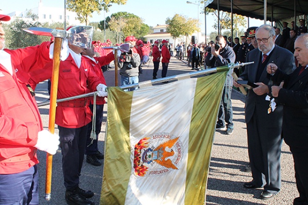 Bombeiros recebem Medalha de Honra do Município