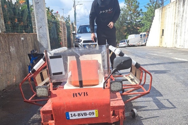 Bombeiros em carrinhos de rolamentos