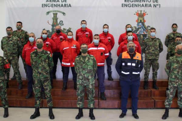 Operacionais dos Bombeiros Voluntários de Vila Nova da Barquinha realizam estágio no Regimento de Engenharia n.º 1