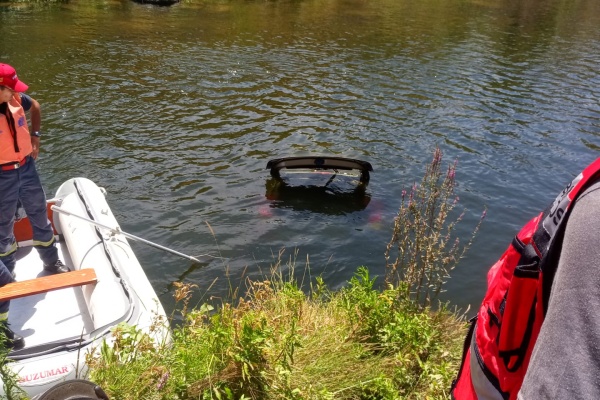 Carro no Tejo retirado pelos bombeiros