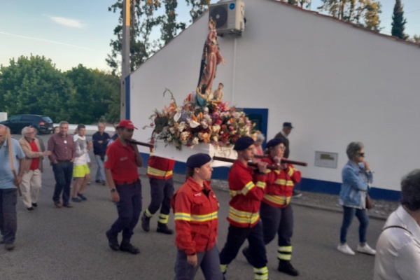 Nossa Senhora dos Avieiros transportada pelos Bombeiros