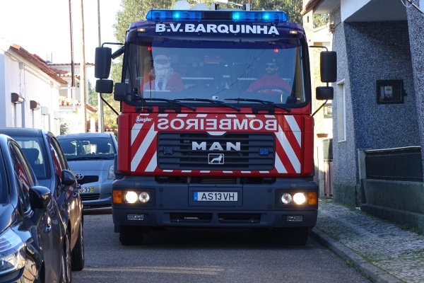 Os Bombeiros acompanharam o Pai Natal na distribuição de presentes