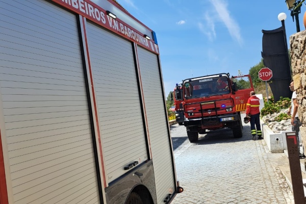 Bombeiros em prontidão permanente, extinguem incêndios