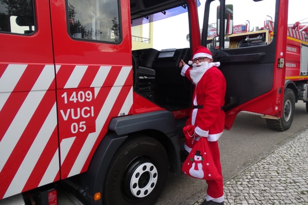 Bombeiros trazem Pai Natal à Barquinha