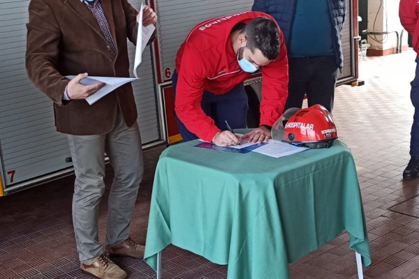 Associação assina contrato com 2 bombeiros
